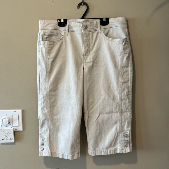 Gloria Vanderbilt All-Around Slimming Effect Beige Denim Capris - Picture 13 of 15